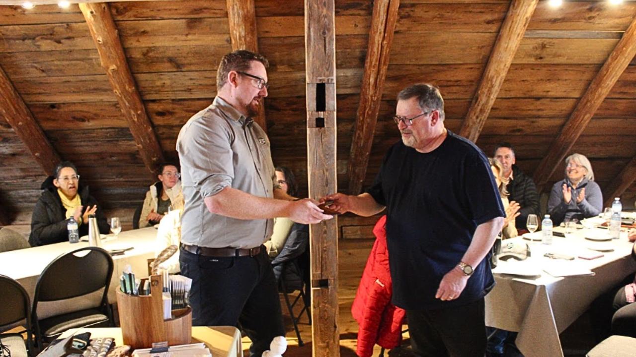 executif director Louis Béland gifting, passed President of the Board, Michel Villneuve a knife